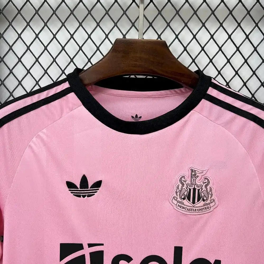 2025 2026 newcastle united goalkeeper pink soccer jersey 3