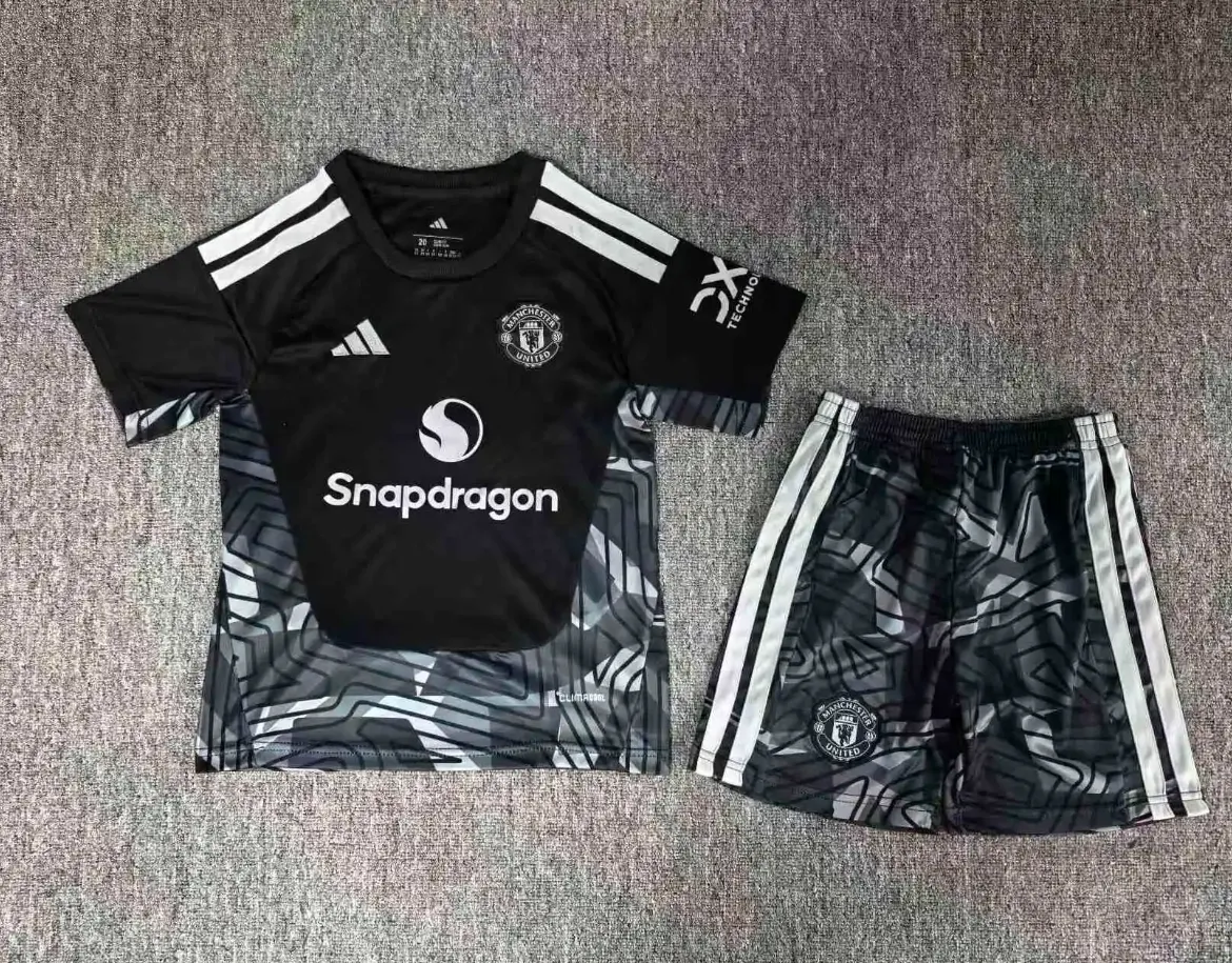 Manchester United 2026/2027 Kid's Goalkeeper Football Shirt