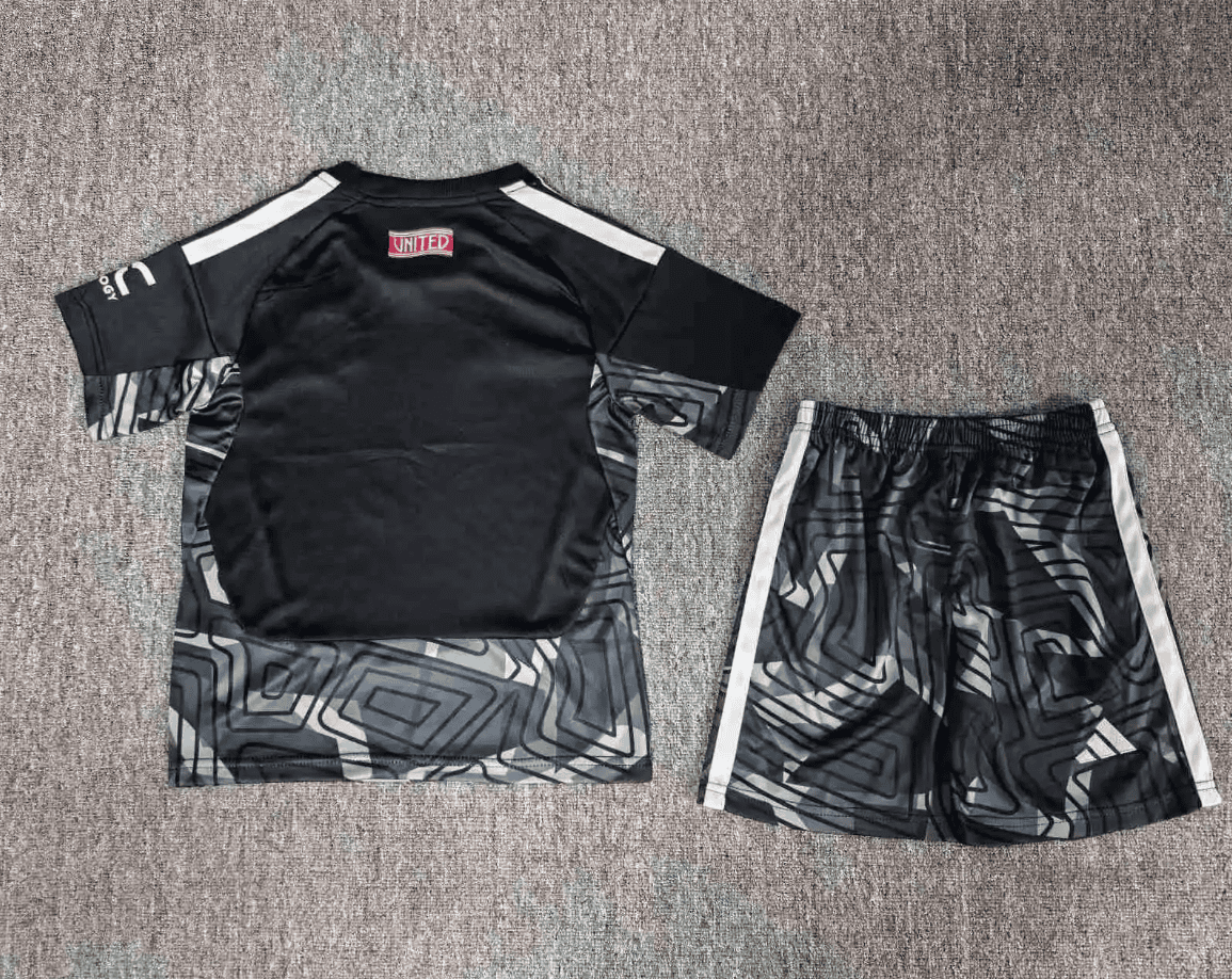 Manchester United 2026/2027 Kid's Goalkeeper Football Shirt - Image 2